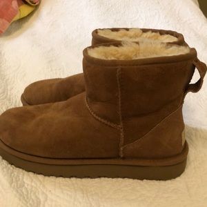 Ugg mini 9 chesnut like new